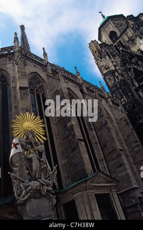 Österreich, Wien, St. Stephens Kathedrale mit Statue des St. Francis unter ein Sunburst im Vordergrund Stockfoto