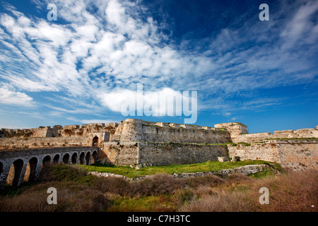 Die steinerne Brücke, die den Graben überquert und führt zu den venezianischen Burg von Methoni, Messinia, Peloponnes, Griechenland Stockfoto