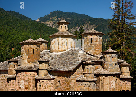 Einige der 13 (!) Kuppeln von Doliana (oder "Dolianon") Kloster in Aspropotamos Region, Trikala, Thessalien, Griechenland Stockfoto