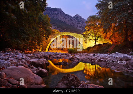 Pili alte Stein gewölbten Brücke, auch bekannt als "Porta Panagia" Brücke, in der Nähe von Pili Stadt Trikala, Thessalien, Griechenland. Stockfoto