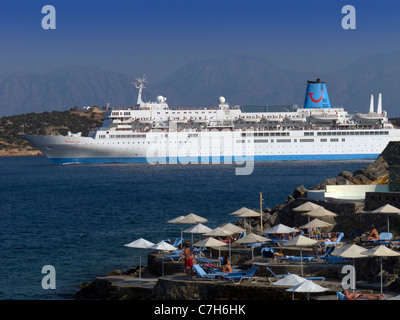 Das Kreuzfahrtschiff Thomson Spirit verlassen den Hafen von Agios Nikolaos auf der griechischen Insel Kreta von Urlaubern beobachtet. Stockfoto