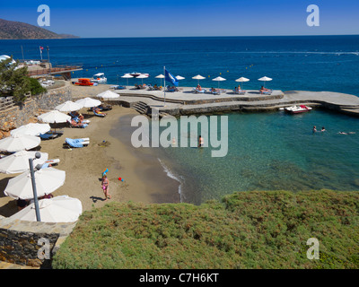 Die künstlichen Strand und Steg im Luxusresort des St Nikolaos Bay Hotel am Stadtrand von Agios Nikolaos auf Kreta Stockfoto