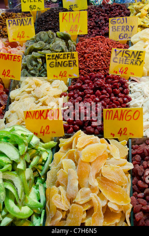 Türkei, Istanbul. Eminonu Bereich, ägyptische Spice Market (aka Misir Carsisi). Beliebte Basar geöffnet seit 1597. Getrocknete Früchte. Stockfoto