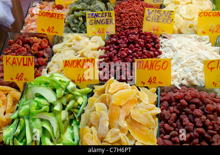 Türkei, Istanbul. Eminonu Bereich, ägyptische Spice Market (aka Misir Carsisi). Beliebte Basar geöffnet seit 1597. Getrocknete Früchte. Stockfoto