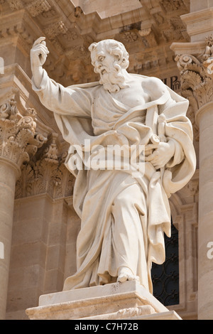 Statue des Heiligen Paulus vor Syrakus Dom, Piazza Duomo, Ortygia, Syrakus, Sizilien, Italien Stockfoto