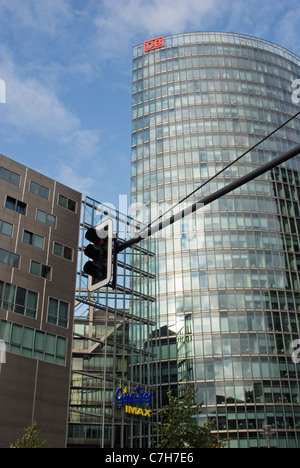 DB-Turm des Gebäudes am Potsdamer Platz, moderne Glasfassade, Teil von der Sony Center, Berlin, Deutschland Stockfoto