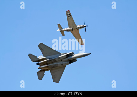 F15 Eagle und P51 Mustang Vintage Flug Bildung beim RIAT Fairford Airshow Event 16. Juli 2006 in Fairford, Vereinigtes Königreich. Stockfoto