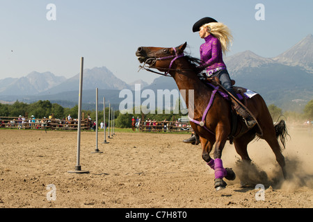 Cowgirl konkurrieren in der Pole Bending Stockfoto
