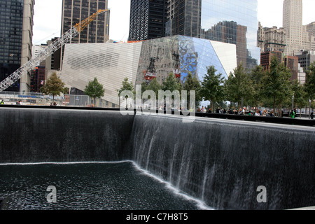 Wasserfälle in der 9/11-Gedenkstätte am Ground Zero. Stockfoto
