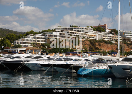 Portals Nous Resort mit Yachten und Klippe apartments Stockfoto