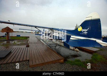 Wasserflugzeug sitzt ein Dock am Lake Hood, Anchorage, Alaska, Vereinigte Staaten von Amerika Stockfoto