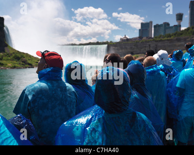 Leute in blauen Regenmäntel Niagara Falls Maid of Nebel Boot fahren Stockfoto