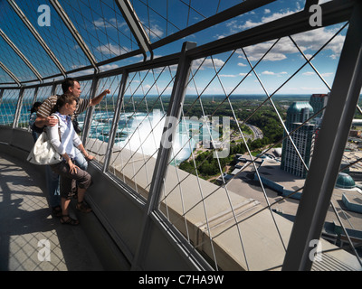Junge Touristen Paar genießt Aussicht vom Skylon tower in Niagara Falls, Ontario, Kanada. Stockfoto