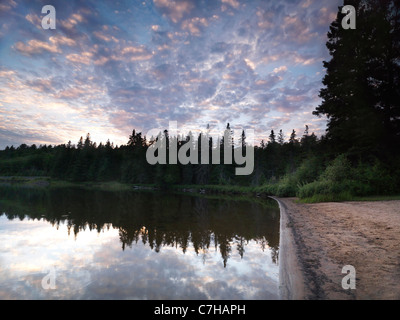 Algonquin Provincial Park Sommer Naturkulisse der beiden Flüsse See bei Sonnenuntergang. Ontario, Kanada. Stockfoto