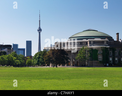 Convocation Hall Gebäude von der University of Toronto mit dem CN Tower im Hintergrund. Toronto, Ontario, Kanada. Stockfoto