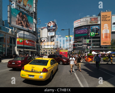 Führerschein verfügbar unter MaximImages.com - Dundas Square in den Straßen Yonge und Dundas. Downtown Toronto, Ontario, Kanada. Stockfoto
