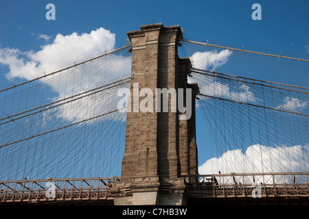 Eines der Stützjoche von der Brooklyn Bridge in New York City. Stockfoto