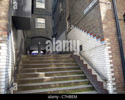 Surrey Stair hinunter zur Themse in London, der Hauptstadt Englands mit Überresten eines römischen Bades Stockfoto