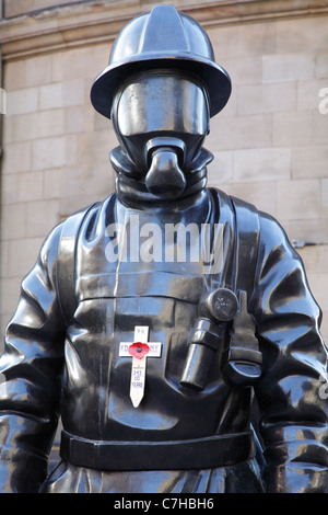 Citizen Firefighter Skulptur mit einer Mohnzolle zum 10th-jährigen Jubiläum 911, Glasgow City Centre, Schottland, UK Stockfoto