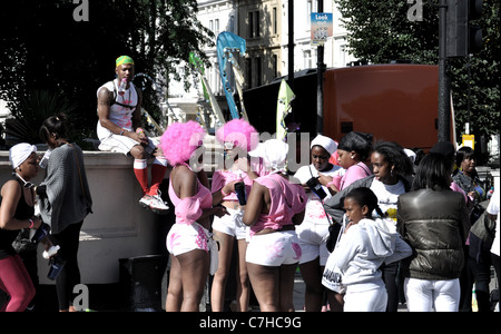 Fotojournalismus aus der Sonntag London 2011 Notting Hill Carnival, der weltweit zweitgrößte Straßenkarneval. Stockfoto