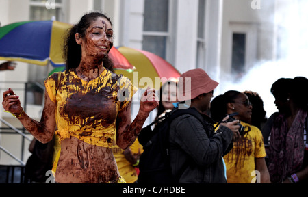 Fotojournalismus aus der Sonntag London 2011 Notting Hill Carnival, der weltweit zweitgrößte Straßenkarneval. Stockfoto