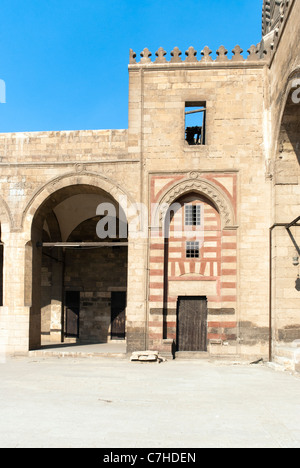 Innenhöfe der Sultan Faraj Ibn Barquq Moschee - City of the Dead - Kairo, Ägypten Stockfoto