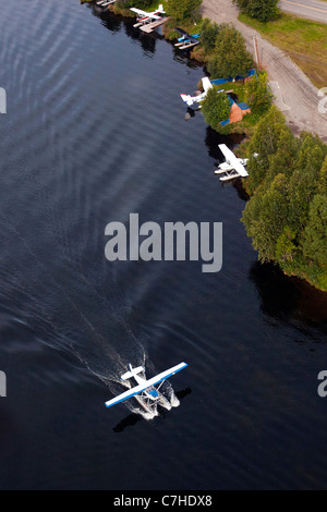 Luftaufnahme von einem Wasserflugzeug landen auf Lake Hood, Anchorage, Alaska, Vereinigte Staaten von Amerika Stockfoto