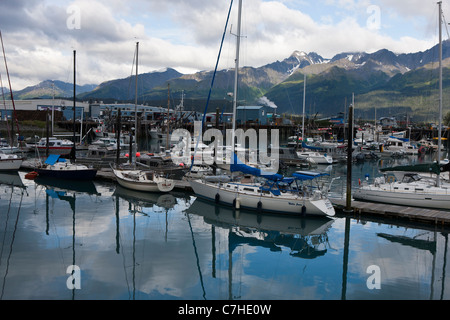 Segelboote in einer Marina mit Bergen im Hintergrund, Seward, Alaska, Vereinigte Staaten von Amerika Stockfoto