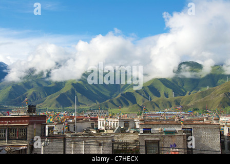 Cloud-bedeckte Hügeln oberhalb von Lhasa Stockfoto