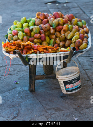 Opuntia Kaktus Früchte auf einer Schubkarre in einem örtlichen Straßenmarkt in Cusco-Peru Stockfoto