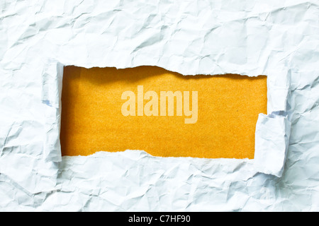 Zerrissenes Papier mit Platz für Text mit gelbem Hintergrund Stockfoto