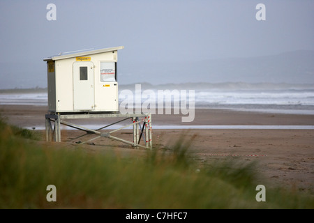 geschlossene eingesperrt Rnli Rettungsschwimmer-Hütte am downhill Benone Strand Strand an einem stürmischen Tag County Derry Londonderry-Nordirland Stockfoto