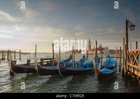 Gondeln mit Blick auf den Guidecca, aus St Markusplatz in Venedig Stockfoto