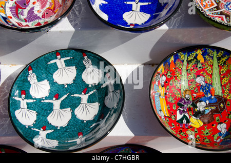 Türkei, Istanbul. Bunten Hand bemalte Souvenir Keramik, teilweise mit wirbelnden Derwisch-Design. Stockfoto