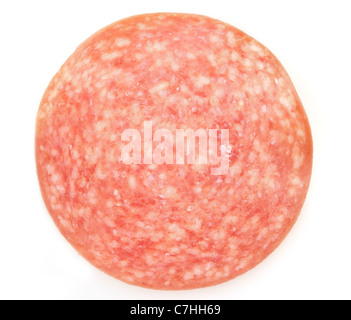 eine Scheibe Salami auf weißem Hintergrund Stockfoto