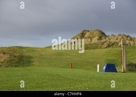 erhöhten Abschlag und Fairway auf einem irischen Links Golfplatz Stockfoto