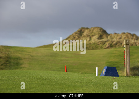 erhöhten Abschlag und Fairway auf einem irischen Links Golfplatz Stockfoto