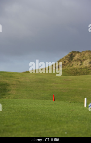 erhöhten Abschlag und Fairway auf einem irischen Links Golfplatz Stockfoto