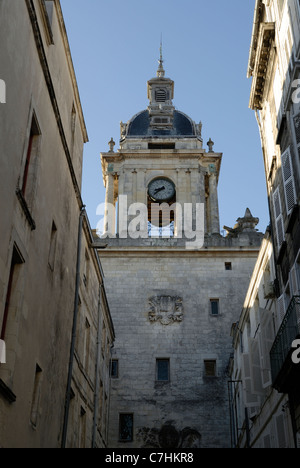 Porte De La Grosse Horloge (Big Clock Gate) innerhalb der Mauern der Hafenstadt La Rochelle, Charente-Maritime Frankreich aus betrachtet. Stockfoto