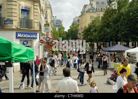 Kreuzung der Rue Saint-Martin und Rue Aubry le Boucher gefüllt mit Touristen und Einheimischen, Paris Frankreich. Stockfoto