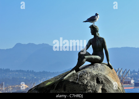 Mädchen in einen Neoprenanzug und Möwe Stockfoto