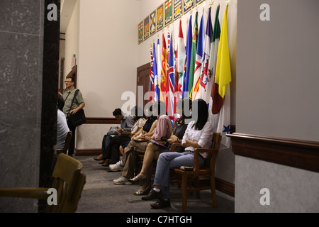 Neue kanadische Bürger besuchen einer Einbürgerungszeremonie in Kitchener, Ontario Stockfoto