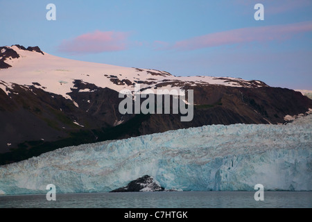 Sonnenaufgang am Aialik Gletscher und Aialik Bay, Kenai Fjords National Park, in der Nähe von Seward, Alaska. Stockfoto