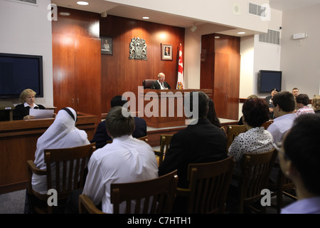 Neue kanadische Bürger besuchen einer Einbürgerungszeremonie in Kitchener, Ontario Stockfoto