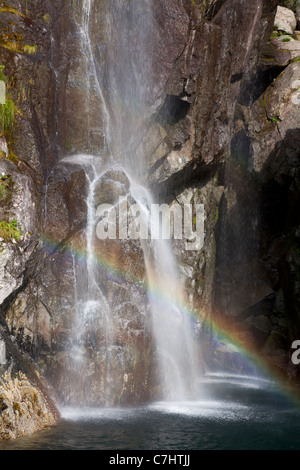 Wasserfälle in Katarakt Cove, Kenai Fjords National Park, in der Nähe von Seward, Alaska. Stockfoto