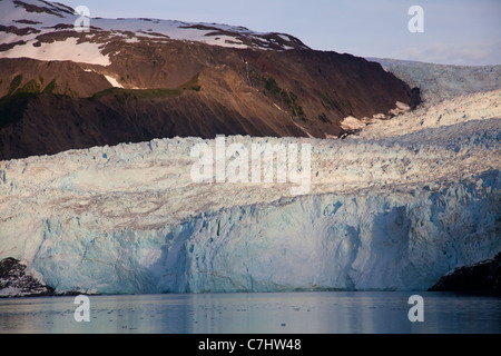 Sonnenaufgang am Aialik Gletscher und Aialik Bay, Kenai Fjords National Park, in der Nähe von Seward, Alaska. Stockfoto