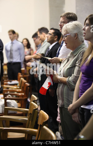 Neue kanadische Bürger besuchen einer Einbürgerungszeremonie in Kitchener, Ontario Stockfoto