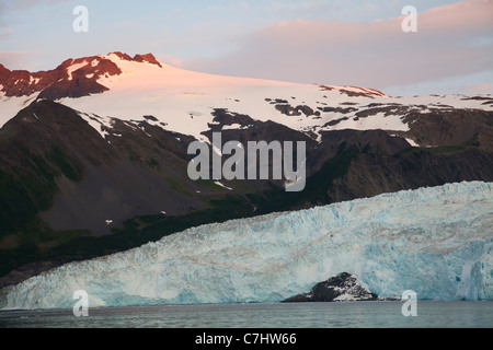 Sonnenaufgang am Aialik Gletscher und Aialik Bay, Kenai Fjords National Park, in der Nähe von Seward, Alaska. Stockfoto