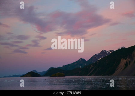 Sonnenaufgang am Aialik Gletscher und Aialik Bay, Kenai Fjords National Park, in der Nähe von Seward, Alaska. Stockfoto