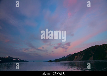 Sonnenaufgang am Aialik Gletscher und Aialik Bay, Kenai Fjords National Park, in der Nähe von Seward, Alaska. Stockfoto